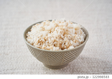 お茶碗によそったもち麦ご飯 – 健康志向のヘルシーフード お茶碗によそったもち麦ご飯 – 健康志向のヘルシーフード 122998583