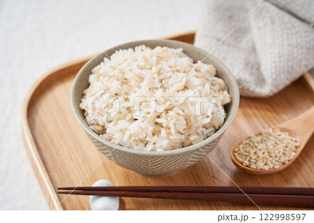 お茶碗によそったもち麦ご飯 – 健康志向のヘルシーフード 122998597