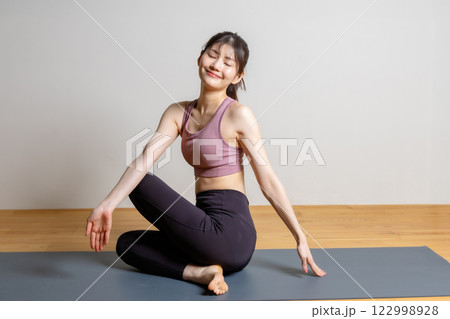 ストレッチをするスポーツウェアの美しい女性 122998928