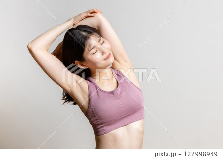 ストレッチをするスポーツウェアの美しい女性 ストレッチをするスポーツウェアの美しい女性 122998939