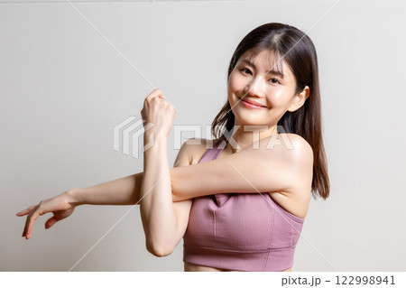 ストレッチをするスポーツウェアの美しい女性 ストレッチをするスポーツウェアの美しい女性 122998941
