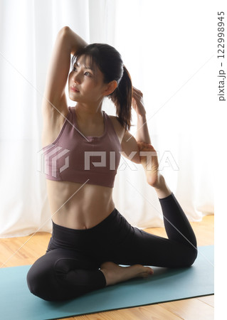 ストレッチをするスポーツウェアの美しい女性 ストレッチをするスポーツウェアの美しい女性 122998945