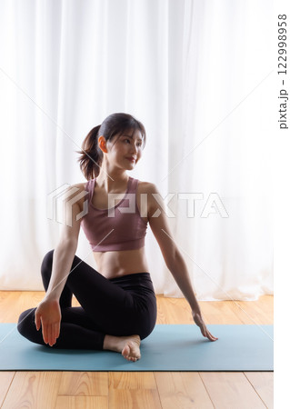 ストレッチをするスポーツウェアの美しい女性 122998958