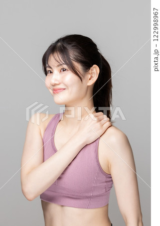 ストレッチをするスポーツウェアの美しい女性 ストレッチをするスポーツウェアの美しい女性 122998967