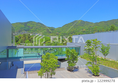 長野県長野市、自然豊かな長野県立美術館の風景 122999278