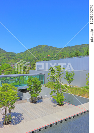 長野県長野市、自然豊かな長野県立美術館の風景 長野県長野市、自然豊かな長野県立美術館の風景 122999279