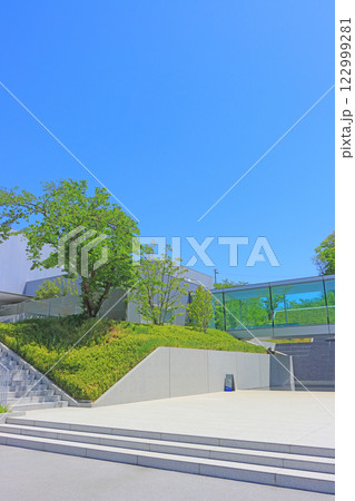 長野県長野市、自然豊かな長野県立美術館の風景 122999281