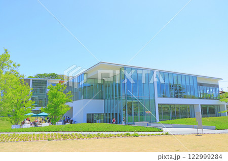 長野県長野市、自然豊かな長野県立美術館の風景 長野県長野市、自然豊かな長野県立美術館の風景 122999284