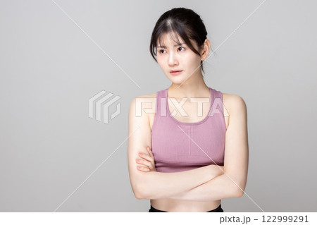 スポーツウェアの美しい女性 スポーツウェアの美しい女性 122999291