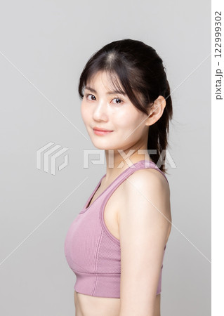 スポーツウェアの美しい女性 122999302
