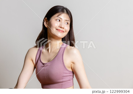 スポーツウェアの美しい女性 122999304