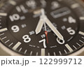 刻々と進む腕時計 122999712
