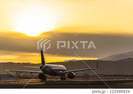 夕暮れの仙台空港　離陸中の飛行機　宮城県名取市 122999839
