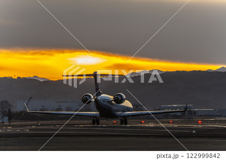 夕暮れの仙台空港　離陸中の飛行機　宮城県名取市 122999842