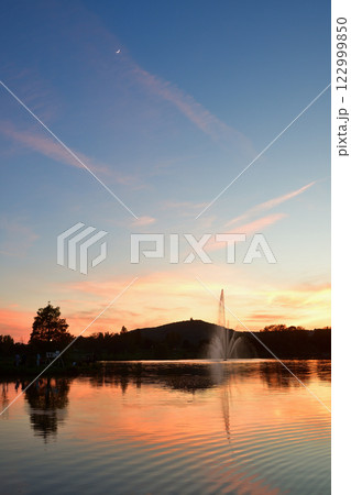 メッス、フランス。マジックアワーの人工湖と月。2024年5月11日撮影。 メッス、フランス。マジックアワーの人工湖と月。2024年5月11日撮影。 122999850