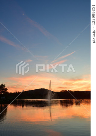 メッス、フランス。マジックアワーの人工湖と月。2024年5月11日撮影。 122999851