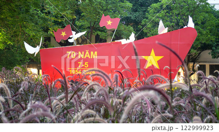 ハノイ　ホアンキエム湖周辺　ベトナム国旗と鳩のモニュメント　2024年5月 122999923