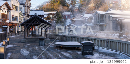 冬の草津温泉　湯畑のパノラマ風景 122999962