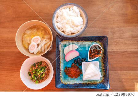 和朝食の食卓、味噌汁とご飯に彩り豊かな小鉢 和朝食の食卓、味噌汁とご飯に彩り豊かな小鉢 122999976
