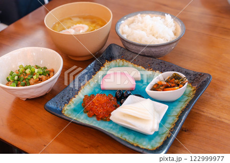 和朝食の食卓、味噌汁とご飯に彩り豊かな小鉢 122999977