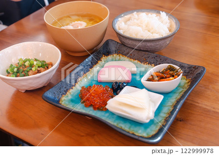 和朝食の食卓、味噌汁とご飯に彩り豊かな小鉢 122999978