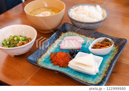 和朝食の食卓、味噌汁とご飯に彩り豊かな小鉢 122999980