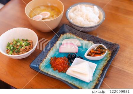 和朝食の食卓、味噌汁とご飯に彩り豊かな小鉢 122999981