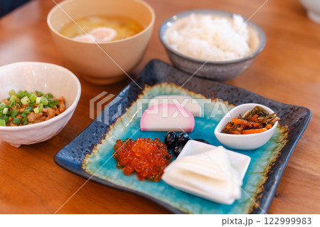 和朝食の食卓、味噌汁とご飯に彩り豊かな小鉢 和朝食の食卓、味噌汁とご飯に彩り豊かな小鉢 122999983