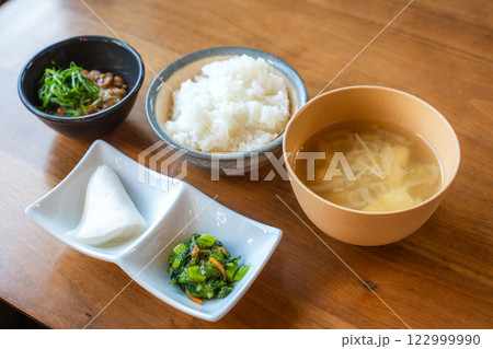 納豆と味噌汁が付いた和朝食セット 納豆と味噌汁が付いた和朝食セット 122999990