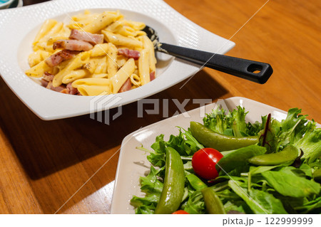 カルボナーラペンネとフレッシュグリーンサラダ 122999999