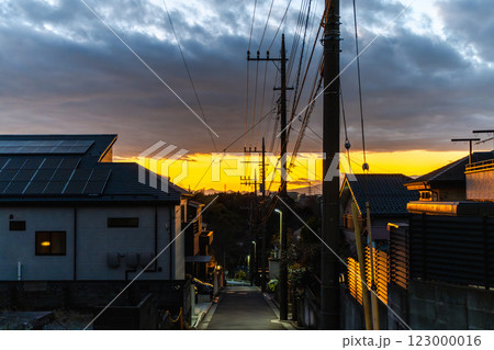夕焼けに染まる戸建て住宅と美しい空 123000016