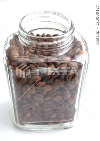 ガラス瓶に入ったコーヒー豆 ガラス瓶に入ったコーヒー豆 123000127