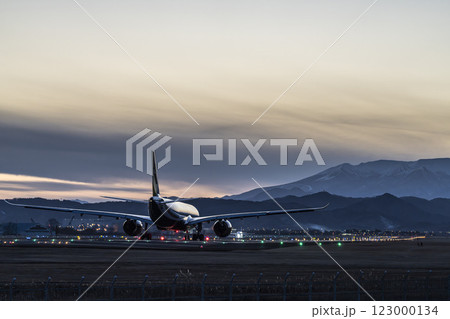 夕暮れの仙台空港 離陸中の飛行機 宮城県名取市 夕暮れの仙台空港 離陸中の飛行機 宮城県名取市 123000134