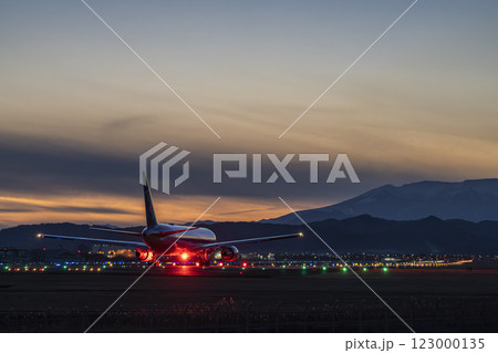 夕暮れの仙台空港 離陸中の飛行機 宮城県名取市 夕暮れの仙台空港 離陸中の飛行機 宮城県名取市 123000135
