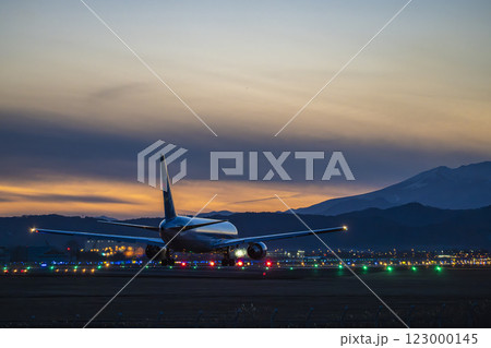 夕暮れの仙台空港 離陸中の飛行機 宮城県名取市 夕暮れの仙台空港 離陸中の飛行機 宮城県名取市 123000145