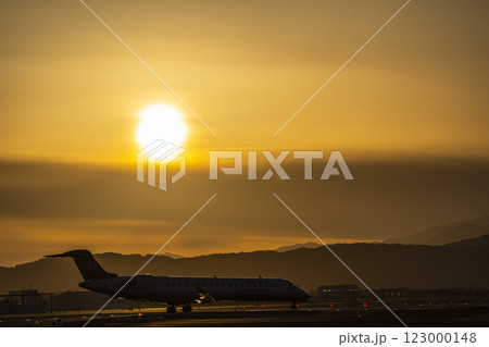 夕暮れの仙台空港 タキシング中の飛行機 宮城県名取市 夕暮れの仙台空港 タキシング中の飛行機 宮城県名取市 123000148