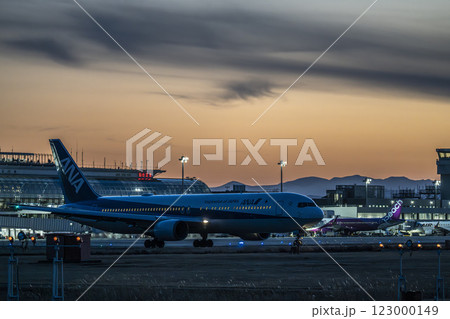 夕暮れの仙台空港 タキシング中の飛行機 宮城県名取市 夕暮れの仙台空港 タキシング中の飛行機 宮城県名取市 123000149