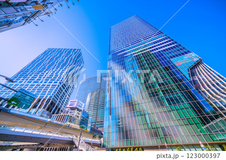 日本の東京都市景観　標識や渋谷スクランブルスクエア、渋谷ストリームなどを望む＝15日　 123000397