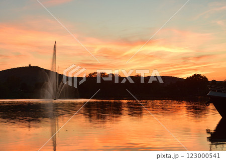 メッス、フランス。マジックアワーの人工湖。2024年5月11日撮影。 メッス、フランス。マジックアワーの人工湖。2024年5月11日撮影。 123000541