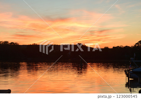 メッス、フランス。マジックアワーの人工湖。2024年5月11日撮影。 123000545