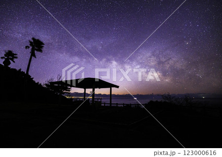 《徳島県 潮吹休憩所》 潮吹休憩所から夜明けの星空とヤシの木と東屋 《徳島県 潮吹休憩所》 潮吹休憩所から夜明けの星空とヤシの木と東屋 123000616
