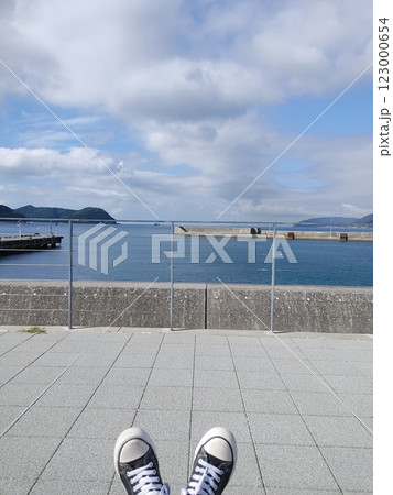 海岸沿いの白いスニーカー 123000654