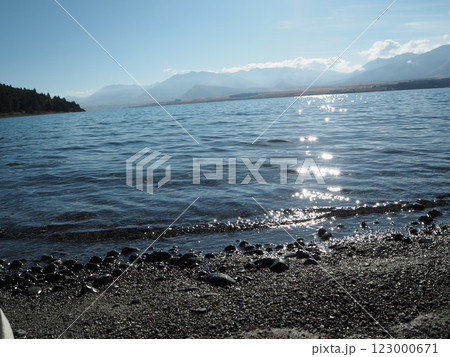 湖畔で休憩 123000671