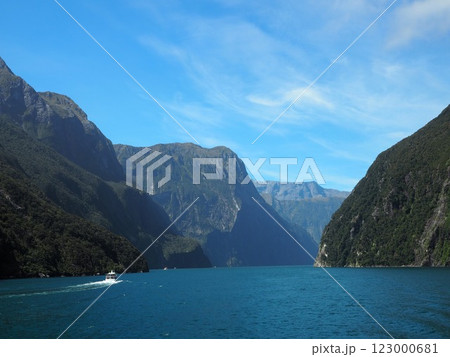 クルーズ観光船から見る風景 123000681