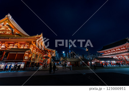東京の浅草寺の夜景 123000951