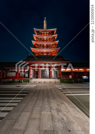 東京の浅草寺の夜景 123000954