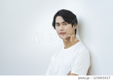 カメラ目線の白いTシャツを着た20代の男性　メンズビューティ・スキンケア　イメージ　ポートレー 123001017
