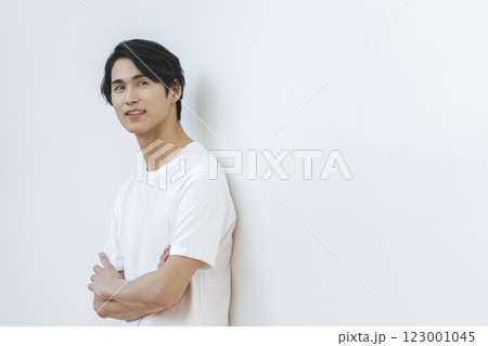 白いTシャツを着た若い男性 メンズビューティーイメージポートレート 白いTシャツを着た若い男性 メンズビューティーイメージポートレート 123001045