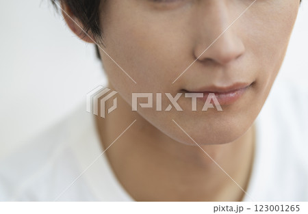 メンズビューティイメージ 20代の男性のあご 口元 メンズビューティイメージ 20代の男性のあご 口元 123001265