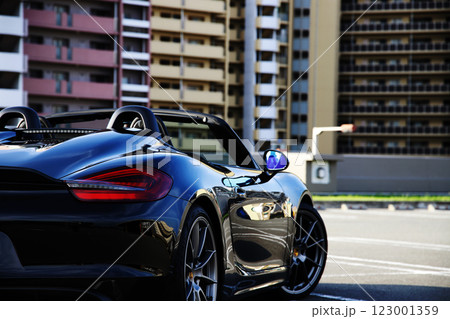 ツヤツヤの黒いオープンカー 123001359